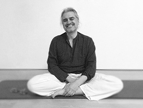professeur de cours de kriya hatha yoga à paris avec camille curcuru kriyayogaparis